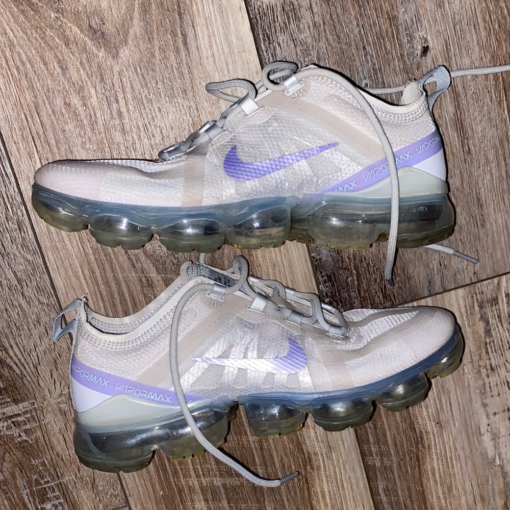 Holographic Vapormax Women’s Size 8!!